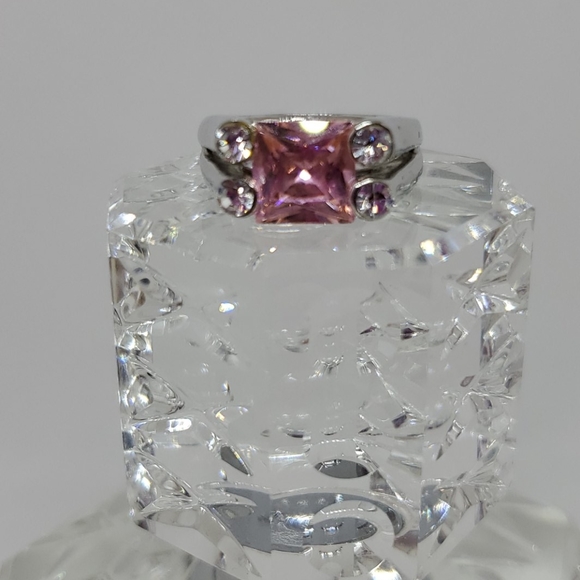 Jewelry - Pink & white cz silvertone ring